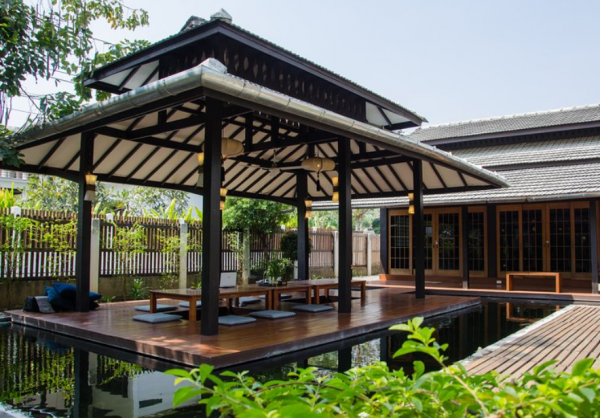 Villa dengan gazebo tradisional Jepang di taman